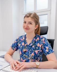 Lekarz Pediatra Magdalena Rola przy biurku